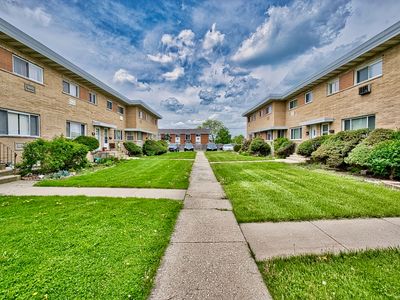 9666 Lois Dr APT D, Des Plaines, IL, 60016