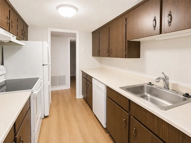 39 Christopher Dr #G — Photo 3