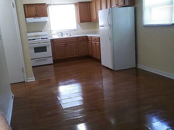 2nd image of 3235 Blackstone Ave