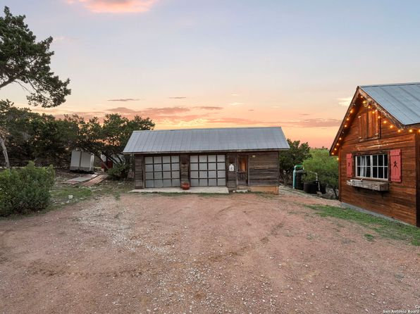 110 W Apacheria Pass, Comfort, TX 78013