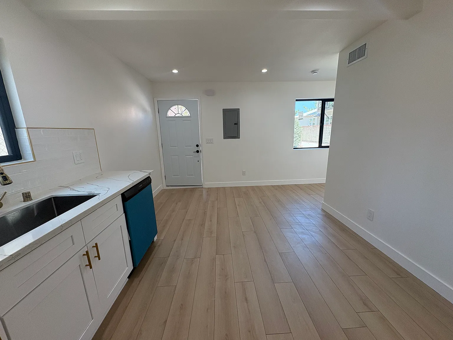 2 bed, 800 sqft, $2,800 — Photo 4