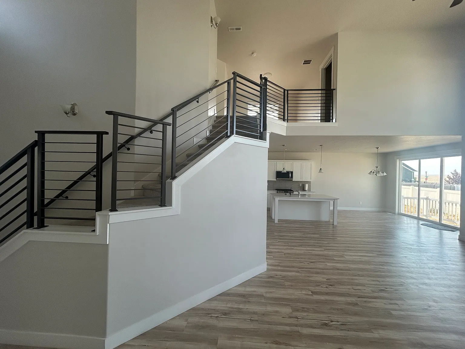 5 bed, 2611 sqft, $3,700 — Photo 2