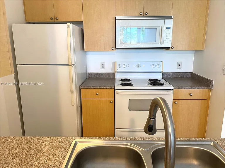 1919 Van Buren St #506A — Photo 7