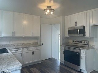 3rd image of 250 E 264th St