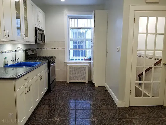 Rented by Hillel Realty Group | media 4