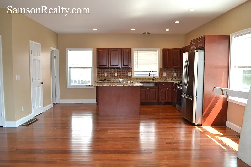 4 bed, 2100 sqft, $5,000 — Photo 2
