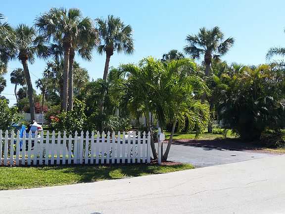 Entrance on Pelican Terrace 