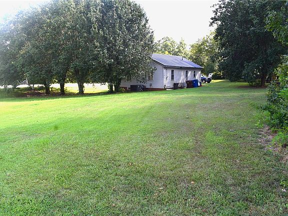 3rd image of 1521 Woodlawn Rd