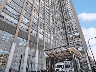 655 W Irving Park Rd APT 4002, Chicago, IL, 60613