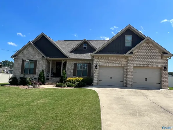 320 Cottonwood Cir, Gadsden, AL 35901