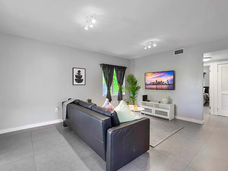 437 NE 69th St #1-ID1022307P — Photo 6