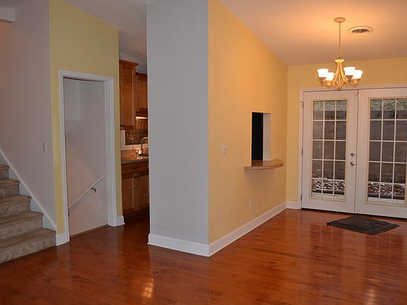3rd image of 1108 E Elmwood Dr
