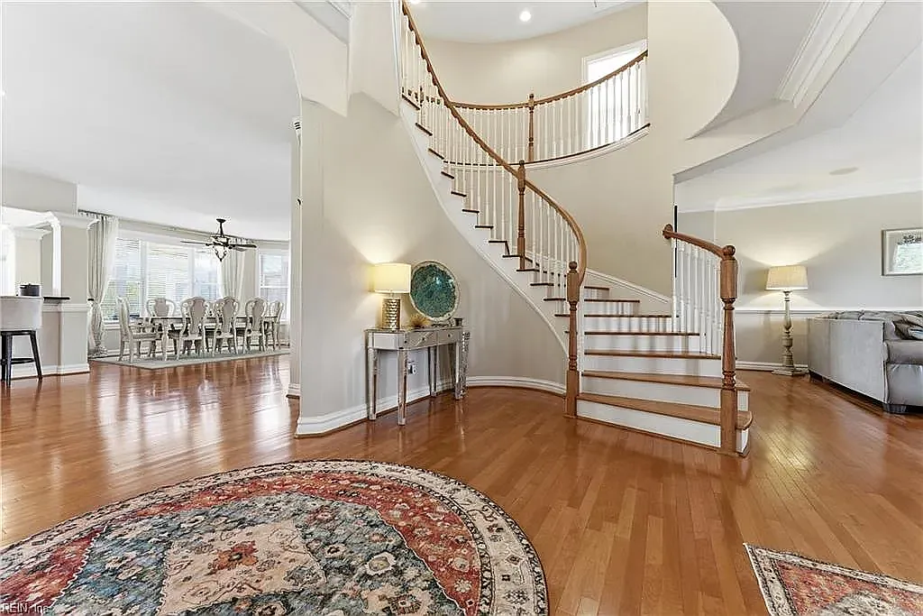 5 bed, 4500 sqft, $5,200 — Photo 1