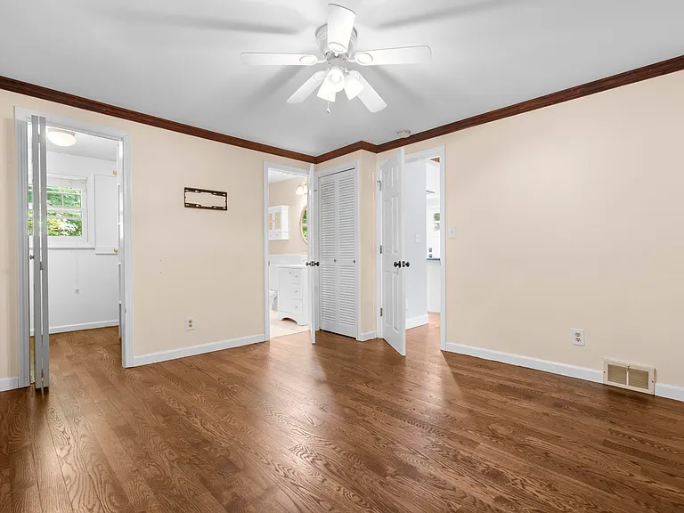 215 Manor Rd — Photo 8