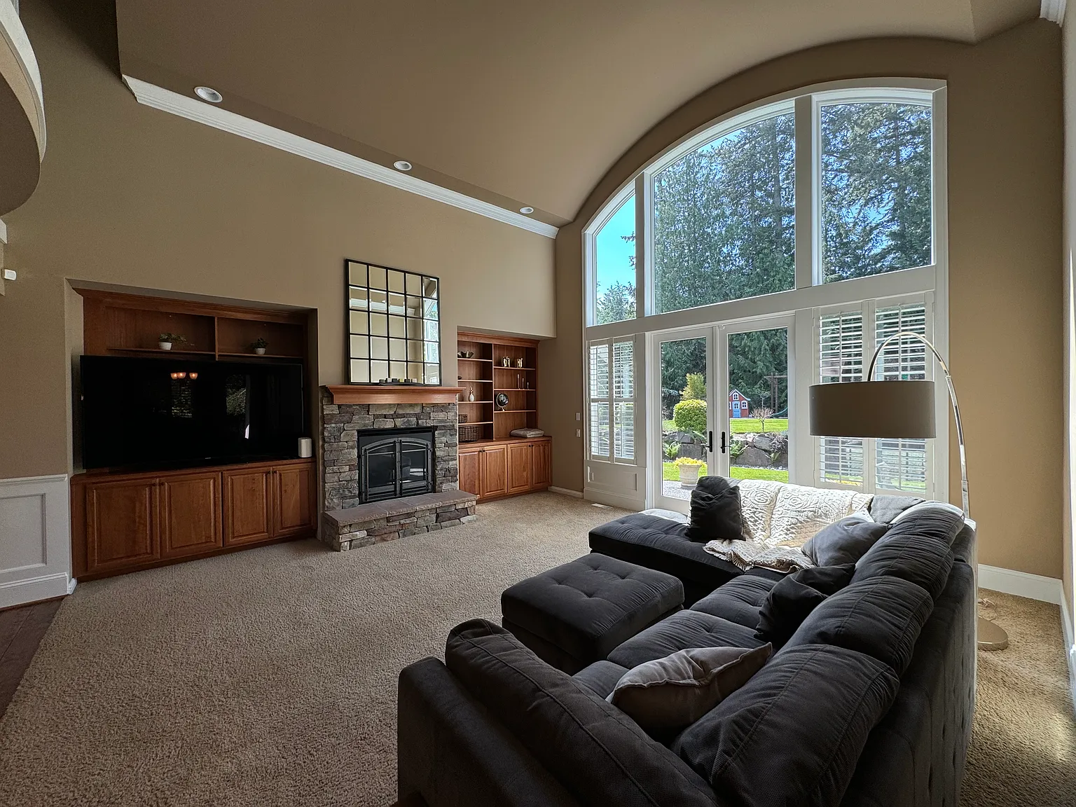 4 bed, 4240 sqft, $9,900 — Photo 1