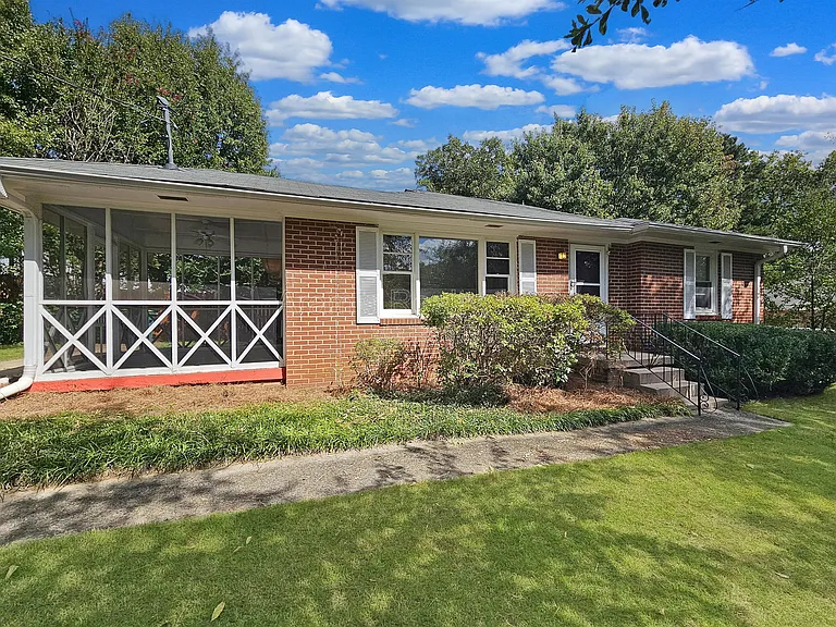 605 Green Acres Rd SE — Photo 1