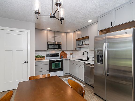 3rd image of 3477 Southdale Dr
