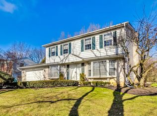 3434 River Falls Dr, Northbrook, IL