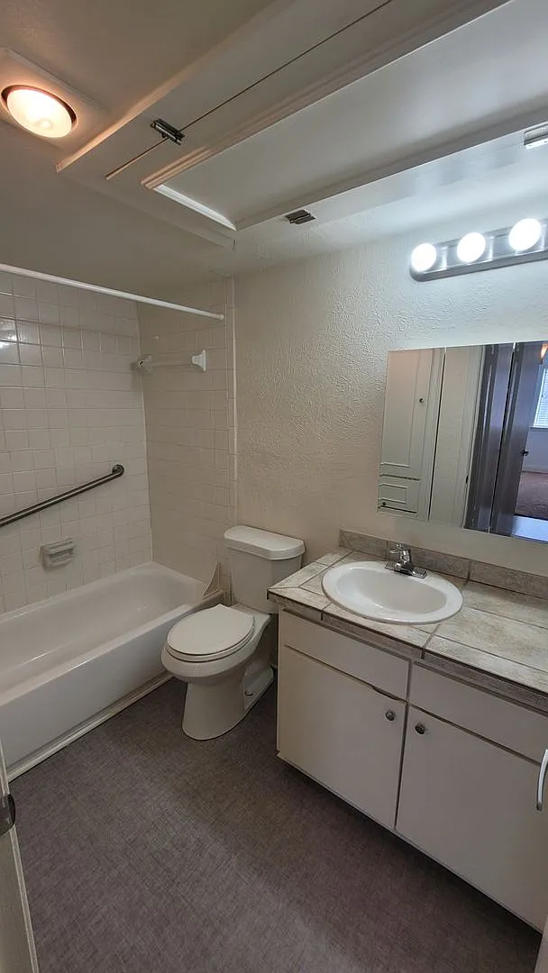 Building Photo - 7903 Meadow Park Dr #103