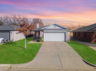 10537 Flamewood Dr, Fort Worth, TX 76140