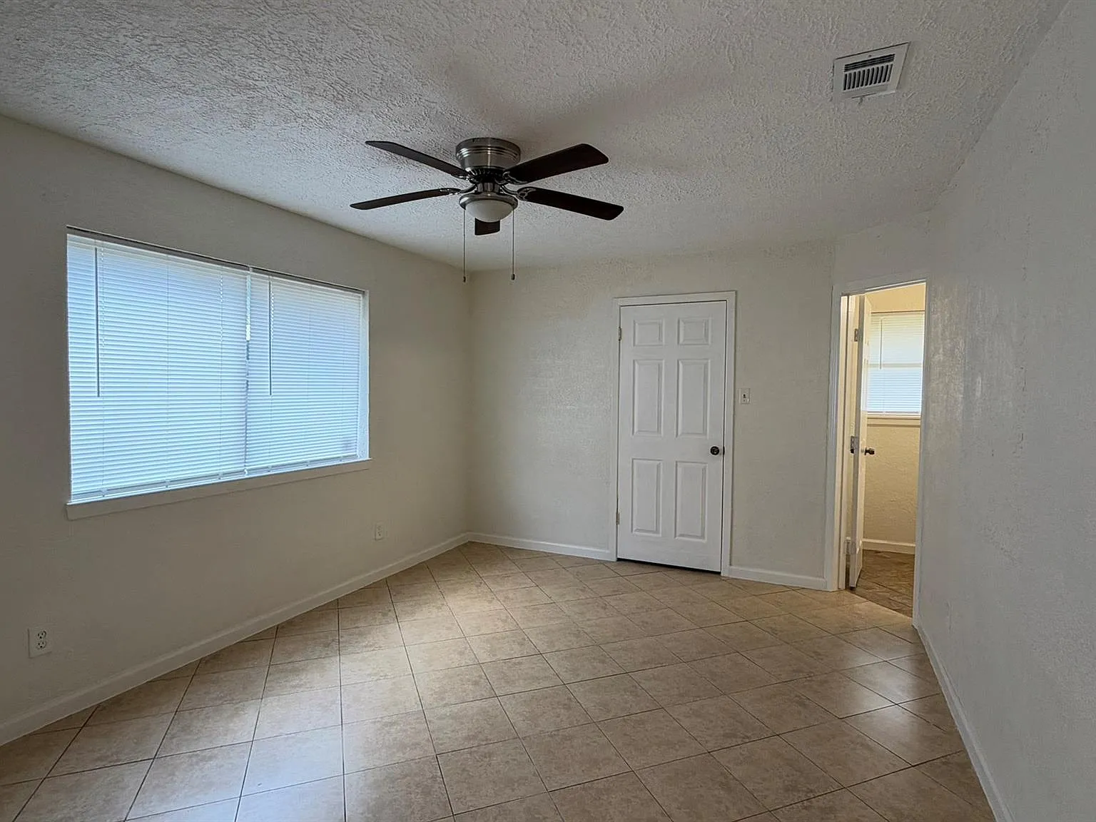 4 bed, 2.0 bath, 1560 sqft, $2,000 — Photo 3