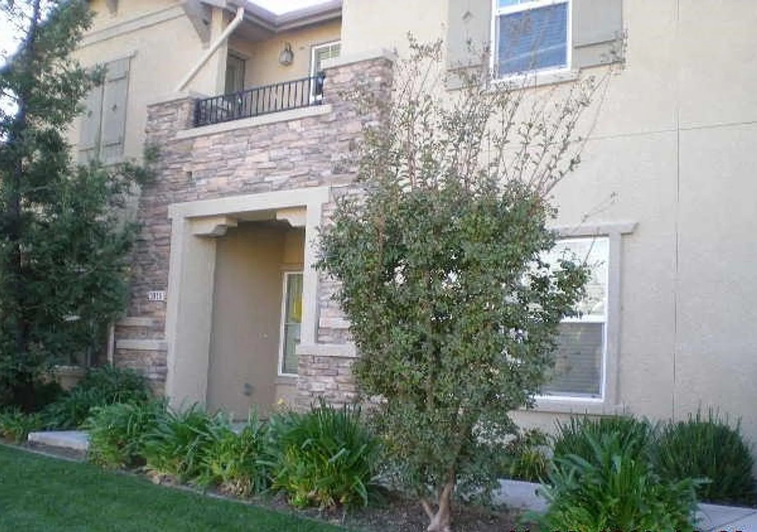 Welcome Home To This Well Maintained Immaculate Hampton Village Condo! — Photo 2