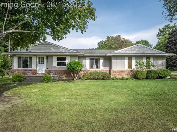 1412 Booth St, Howell, MI 48843