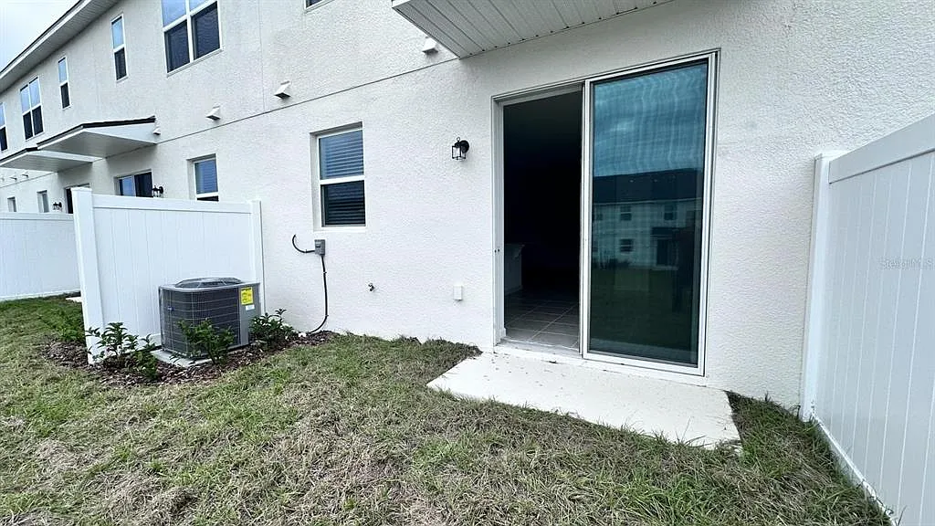 3 bed, 3.0 bath, 1473 sqft, $2,400 — Photo 2