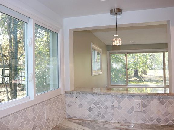 3rd image of 1006 Quarry Dr