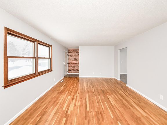 2nd image of 12121 Oak Park Blvd NE