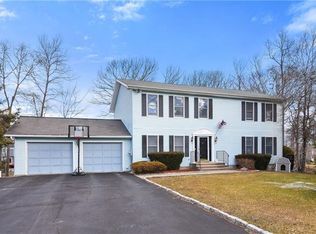 1 Cedar Ct, Mahopac, NY 10541