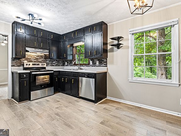 5th image of 1056 Mandalay Ct SW