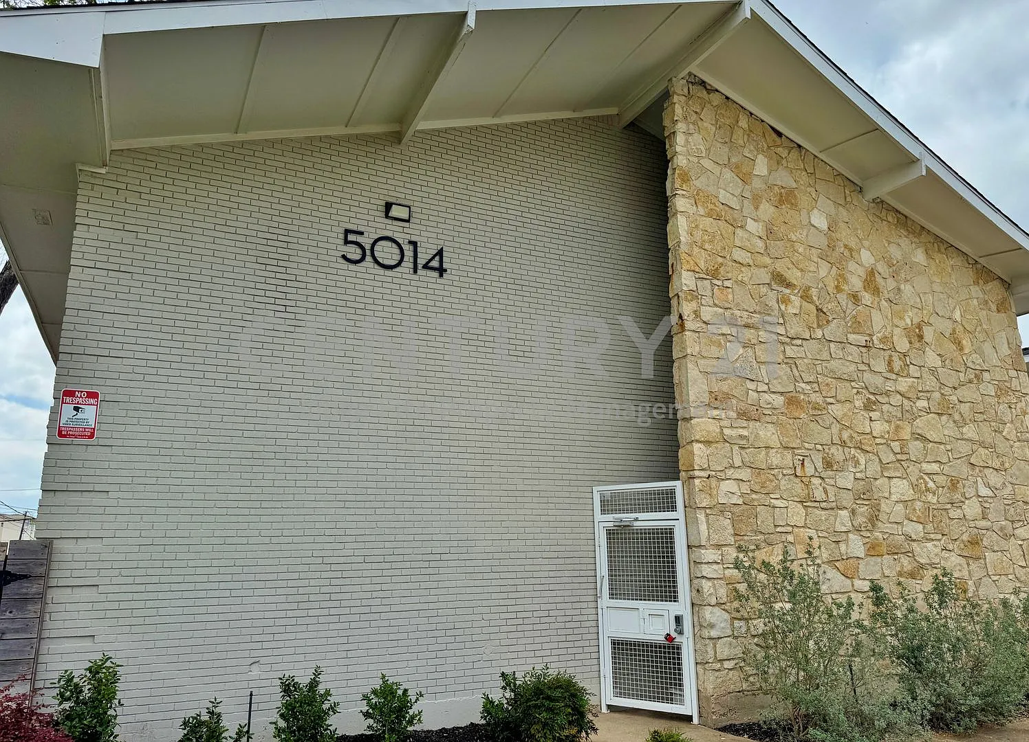 Inviting 2/2 Apartment in Dallas' Uptown East District Ready For Immediate Move-In! — Photo 3