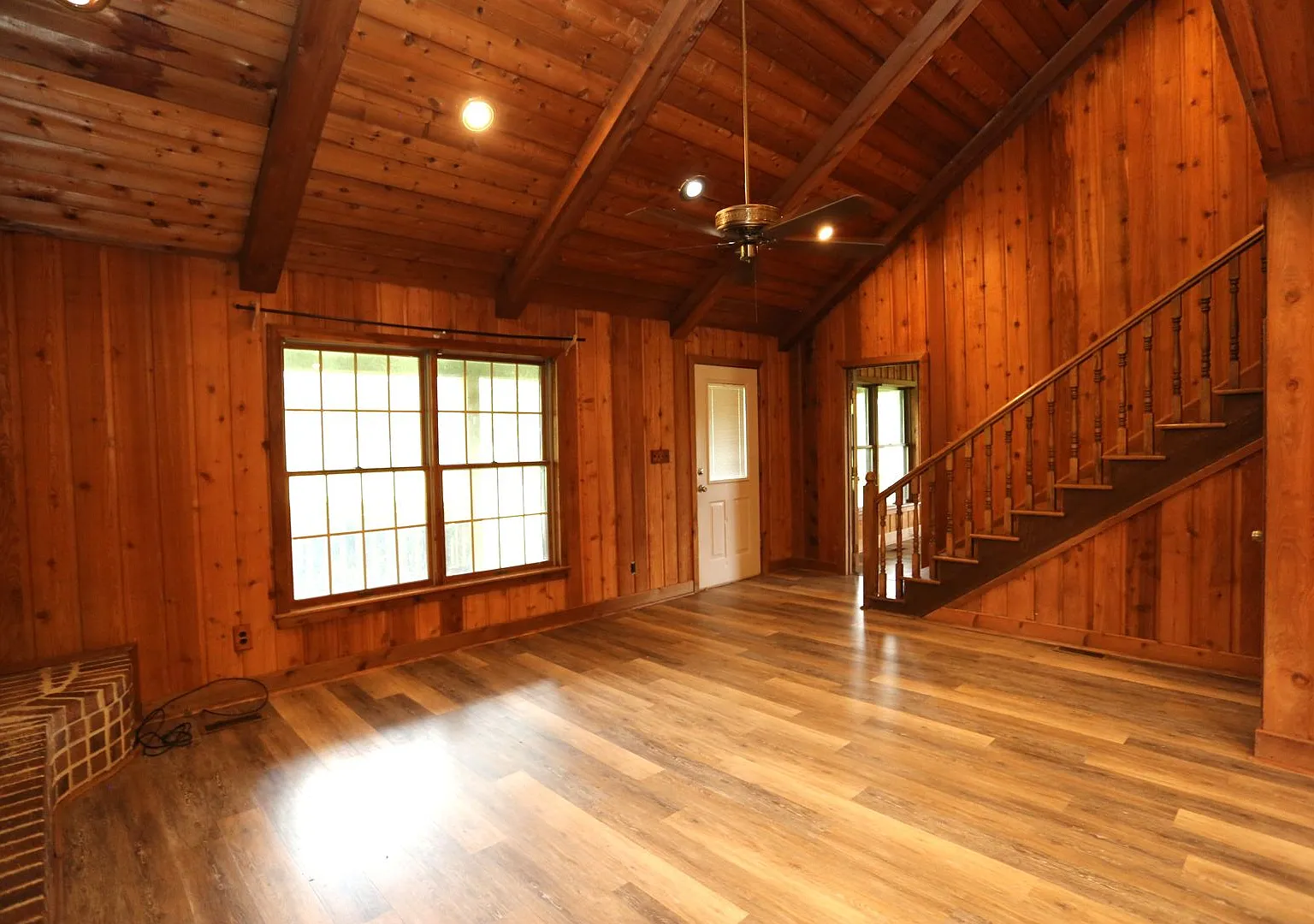 Cozy 3 Bedroom Cabin with Covered Carport — Photo 1