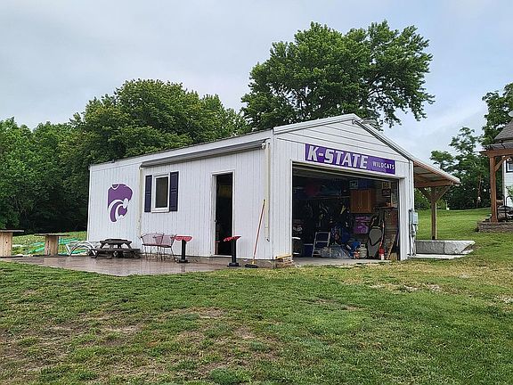 Large garage & 2 patios