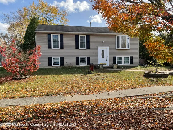 27 Dover Ln, Sicklerville, NJ 08081