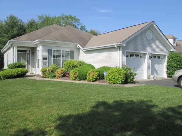 37 Golden Seasons Dr, Lakewood, NJ 08701