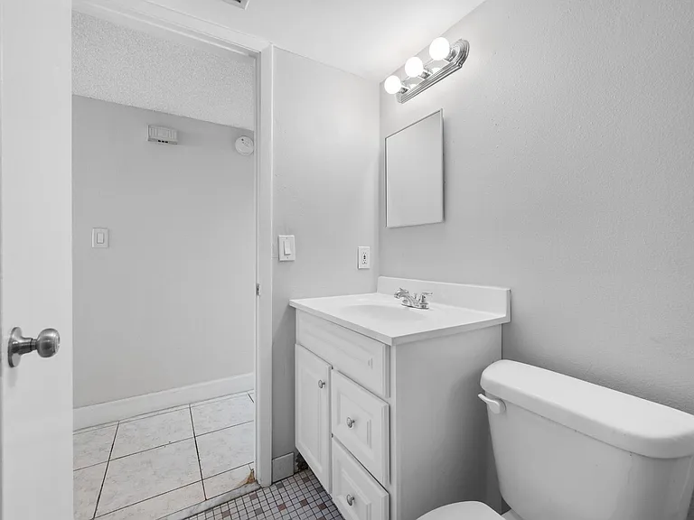 1767 Leo Ln S — Photo 30