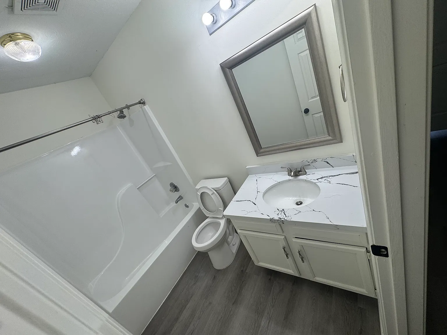 3 bed, 1115 sqft, $2,100 — Photo 3