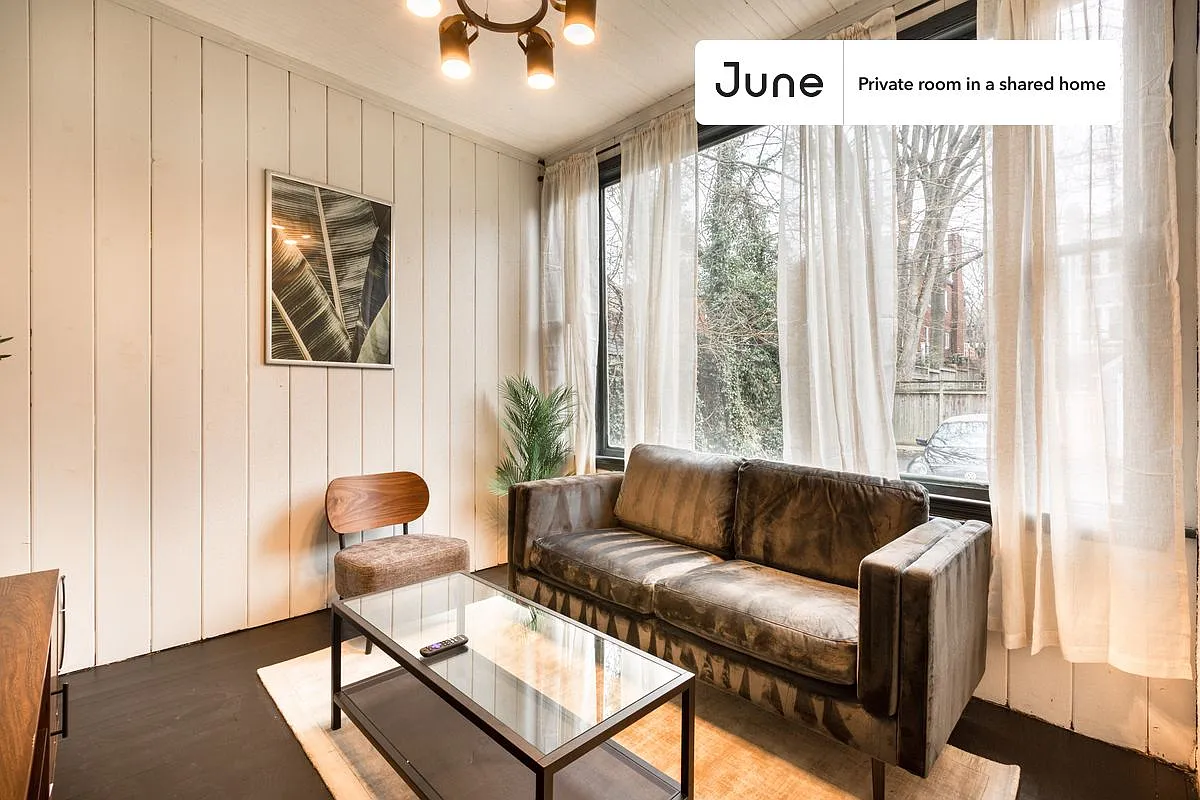 Queen bedroom in 5 bed/2 bath home in Cleveland Park #333 A — Photo 4