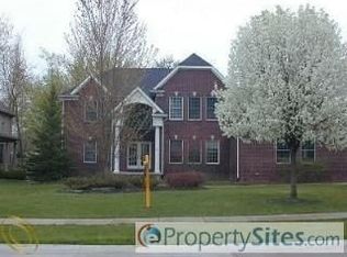 8467 Grays Dr, Grosse Ile, MI 48138