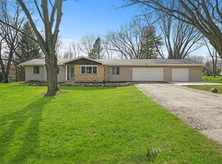2911 Skyline Dr, Crystal Lake, IL 60012