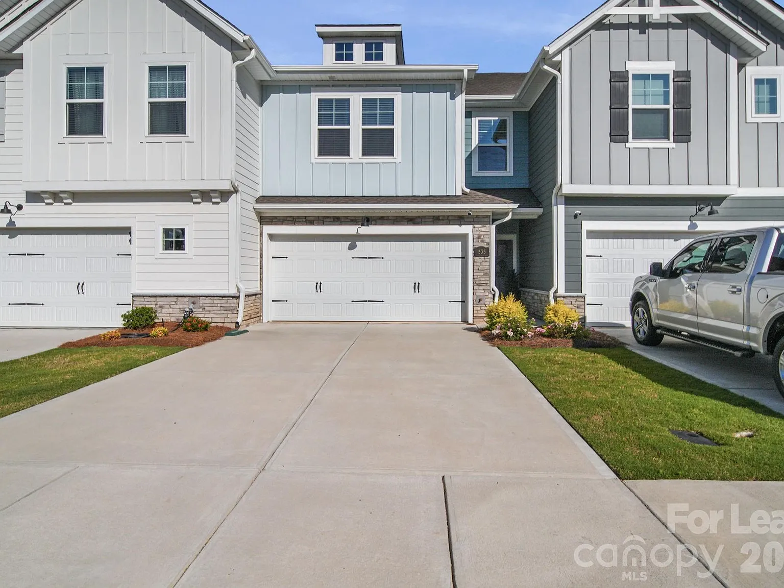 3 bed, 2.5 bath, 1910 sqft, $2,600 — Photo 2