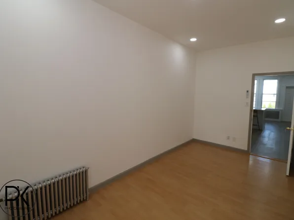 18-77 Linden Street image 14 of 17