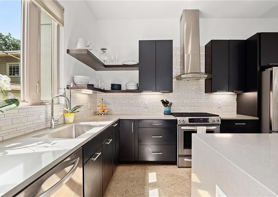 2nd image of 406 W 51st St #B