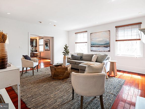 4th image of 903 Clinton St APT 3F