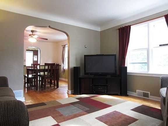 3rd image of 1033 Smith St