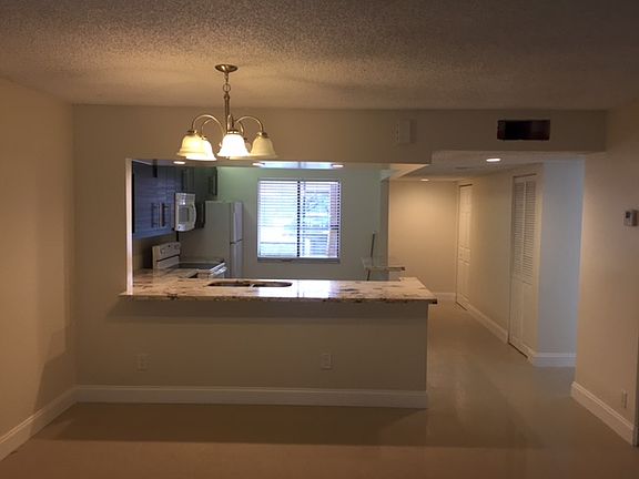 3rd image of 227 Lakeview Dr APT 104
