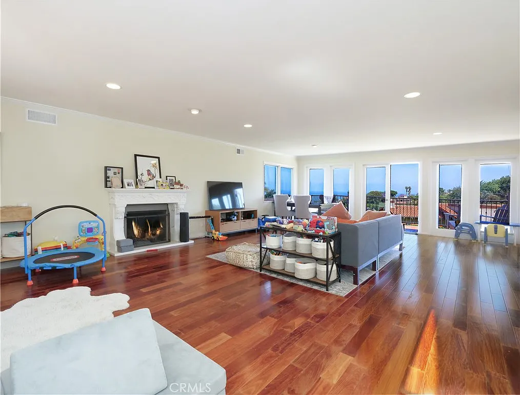 4 bed, 3043 sqft, $10,000 — Photo 2