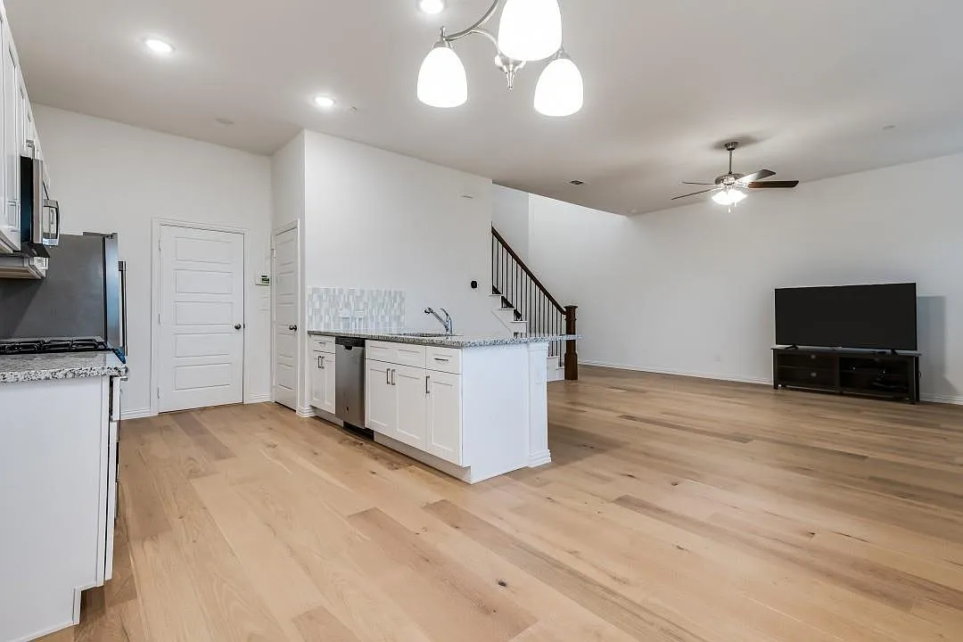 3 bed, 2.5 bath, 1926 sqft, $2,595 — Photo 2